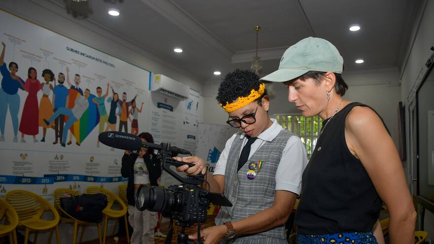 La francesa Amélie Cabocel dirige el taller comunitario del FICICA