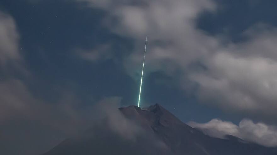 Fotógrafo captó la caída de un meteorito sobre el cráter de un volcán