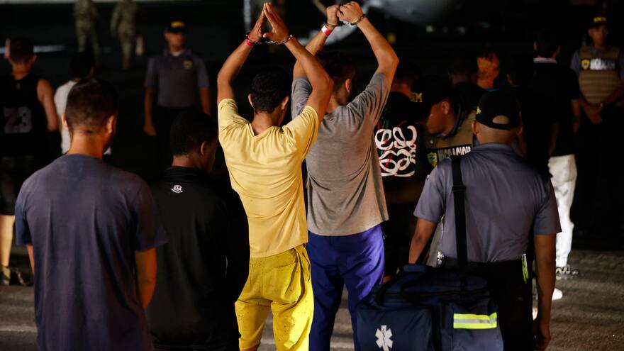 Sale de Panamá primer vuelo de retorno de migrantes financiado por EE. UU.
