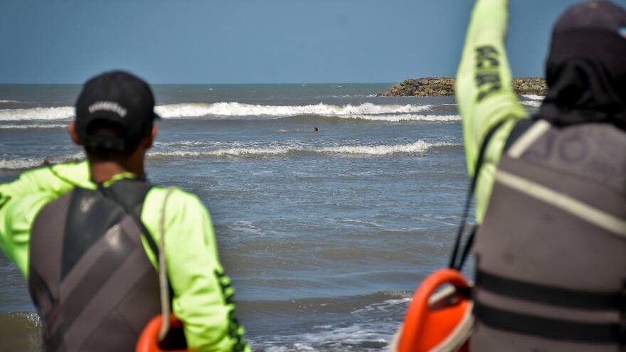 Fuerte oleaje en Puerto Colombia aumenta labores de rescates: Salvavidas