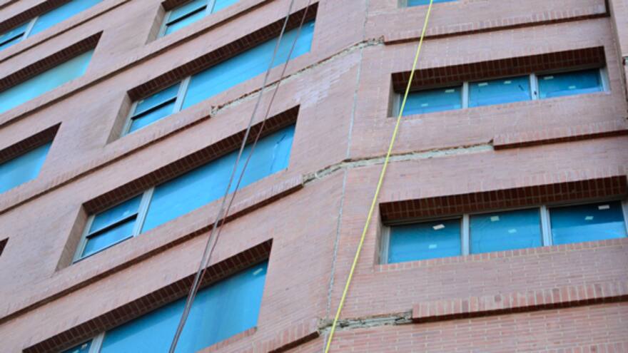 Vecinos de El Golf denuncian nueva caída de cornisas del edificio Grattacielo