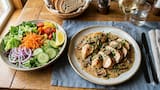 Prepare un delicioso pollo cremoso con champiñones y ensalada fresca