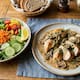 Prepare un delicioso pollo cremoso con champiñones y ensalada fresca