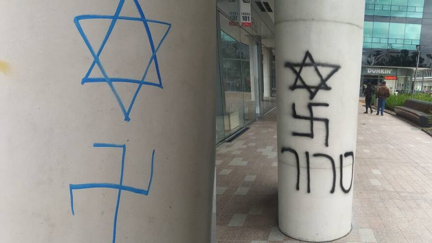 Encapuchados vandalizan embajada de Israel en Bogotá