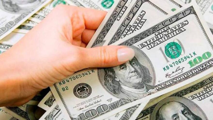 El dólar cae por debajo de los $4.300