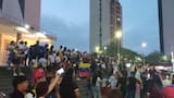 Con bandera en mano, venezolanos en Barranquilla celebran captura de Maduro en la Plaza de la Paz