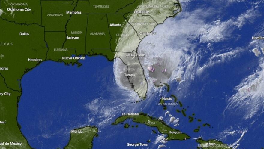 Huracán Milton, de categoría 3, toca tierra en la costa oeste de Florida