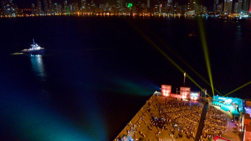 Concierto a orillas de la bahía y entre contenedores