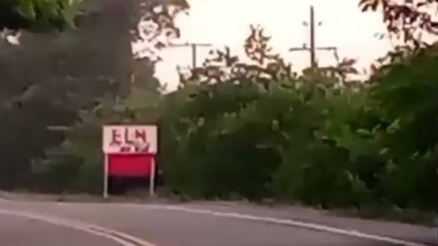 Aparece bandera del Eln en la vía Oriental, entre Sabanagrande y Santo Tomás