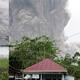 La erupción del volcán en Indonesia cubre de ceniza varias poblaciones