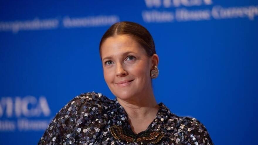 La actriz Drew Barrymore tuvo que salir escoltada por culpa de un fanático