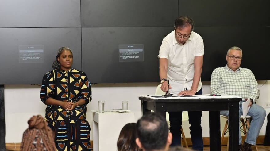 Gustavo Petro sanciona ley para que madres cabeza de hogar presas queden en libertad