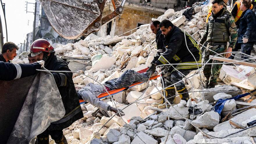 Dañado por la guerra, un edificio se desploma en Siria y deja 11 muertos