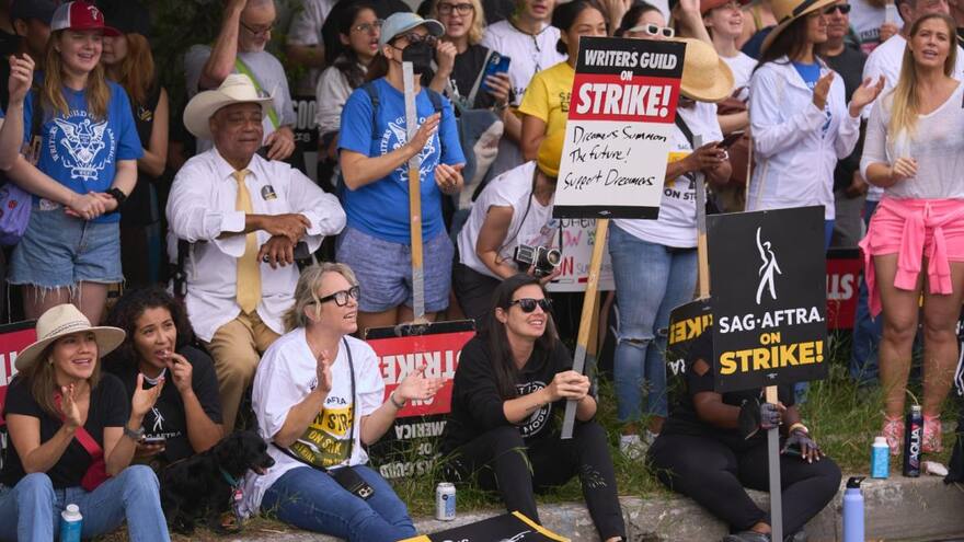 Terminará huelga de guionistas de Hollywood tras acuerdo con estudios