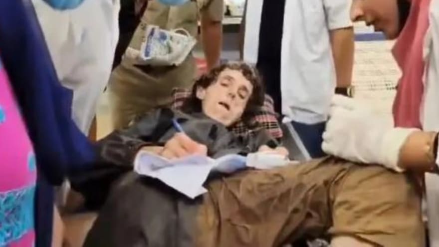 Hallan a una mujer encadenada a un árbol en medio de un bosque en la India