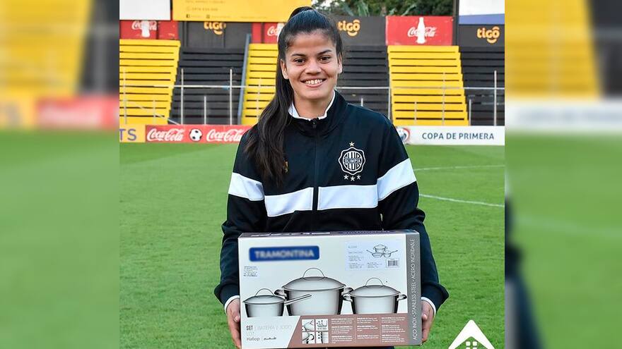 Indignación: club de fútbol femenino regaló ollas a jugadora por destacarse en partido