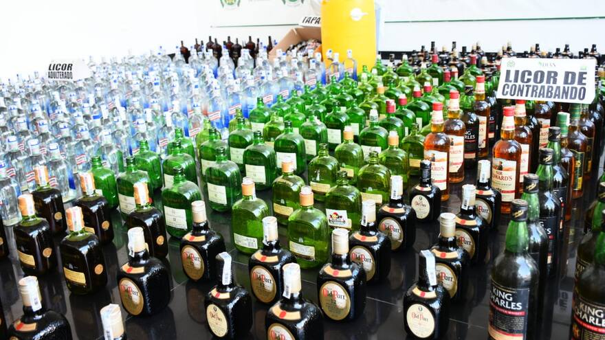 En video | Policía desmantela fábrica de licor adulterado en Las Nieves