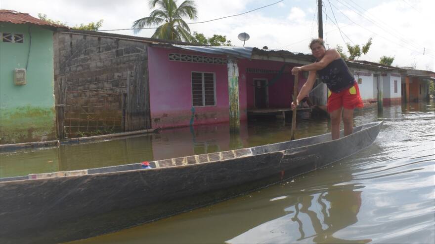 Sucre: habitantes de Jegua se transportan en canoa porque el pueblo está inundado