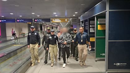 Migración Colombia entrega al presunto asesino del padre Darío Valencia Uribe