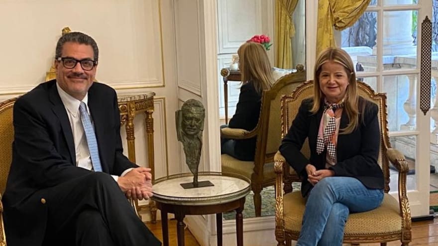 En visita a París, Noguera promueve agro, salud y cultura