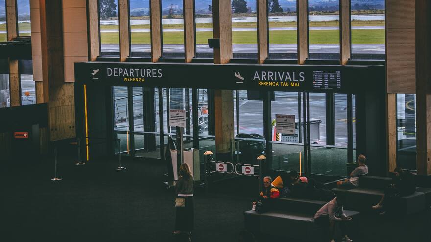 Padres dejan a su hijo en el aeropuerto para no pagarle el tiquete de avión