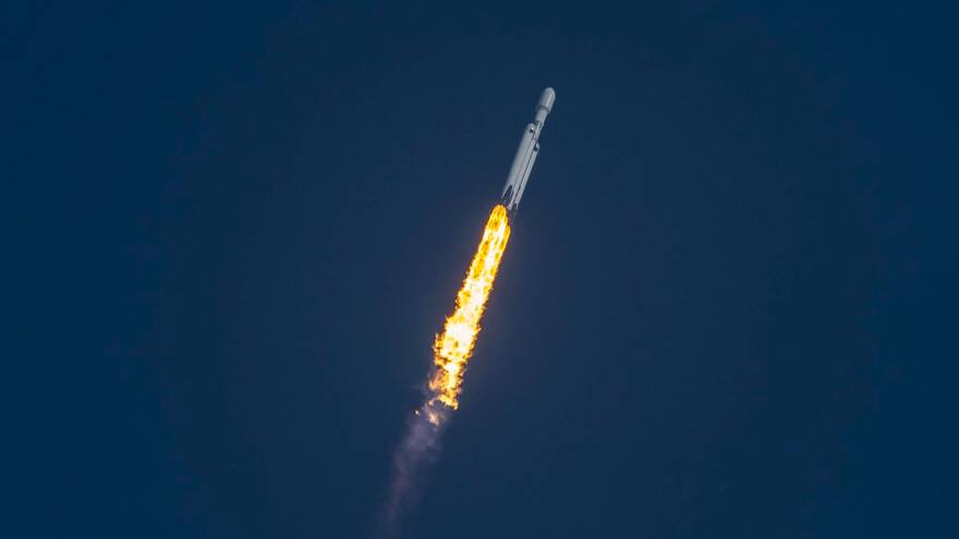 Despega cohete Falcon Heavy con dos satélites de Fuerzas Armadas de EE. UU.