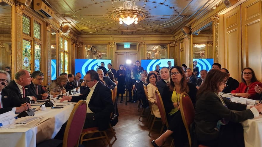 Petro insta a sus embajadores en Europa a organizar a las comunidades colombianas en el exterior ante una creciente xenofobia