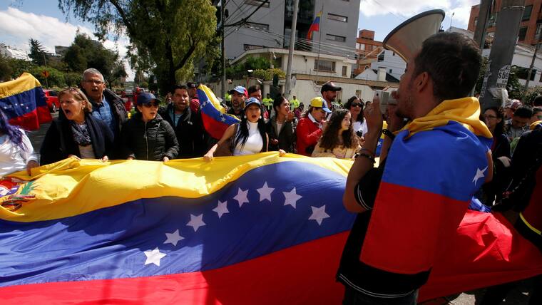 Venezolanos en Colombia se reúnen frente al Consulado