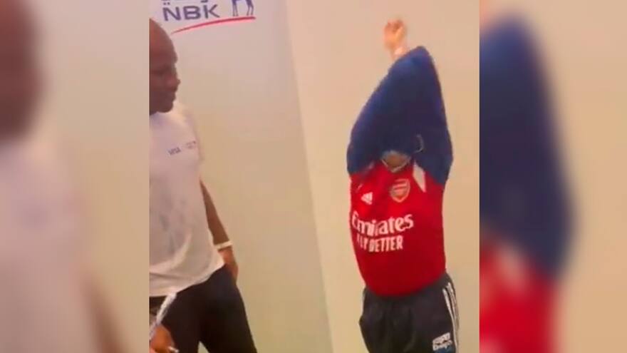 Drogba cayó en la broma de un niño: le hizo creer que era del Chelsea pero mostró camiseta del Arsenal