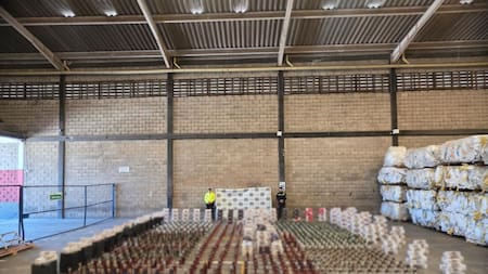 Incautan más de 13 mil cajetillas de cigarrillos y 667 botellas de licor de contrabando en el centro de Barranquilla