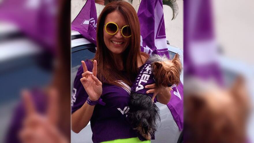 El problema en que se metió una exfuncionaria por ordenarle a su escolta pasear a su perro