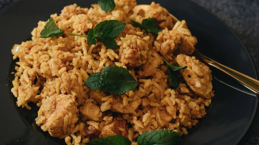 Prepare un delicioso y nutritivo arroz con espinaca, pollo y queso para el almuerzo o la comida