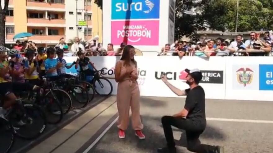 Vuelta a Colombia Femenina: hombre le pidió matrimonio a su pareja en medio del evento