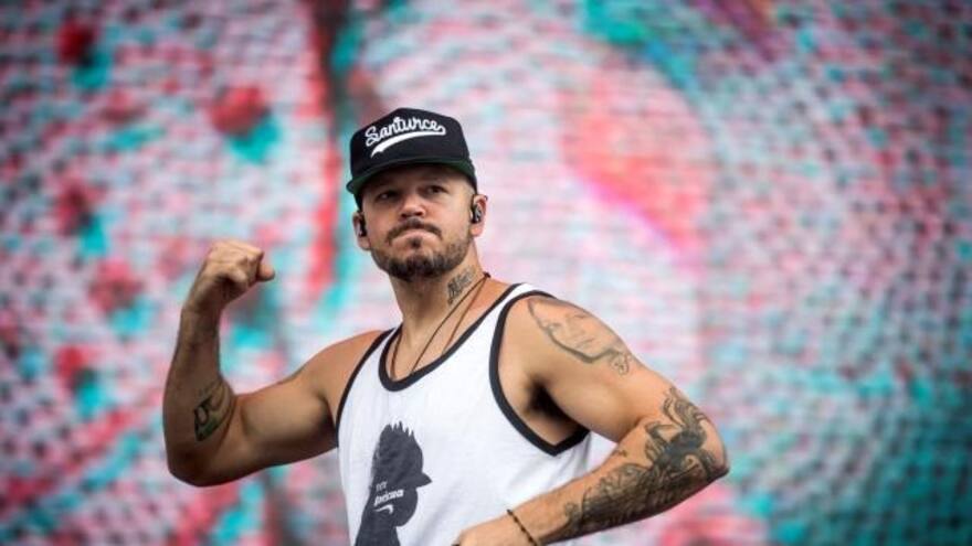 Residente lanza el tema y vídeo 'Ron en el piso', un recorrido por su vida