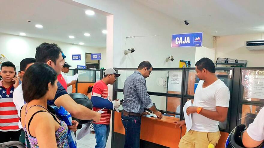 Inmovilizan carro de secretario de tránsito por mal parqueo