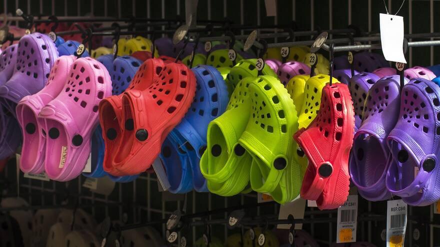 Balenciaga anunció su colaboración con Crocs, ¿son reales estos zuecos con tacón?