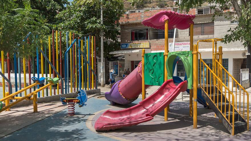 Madre habría abandonado a sus hijas de 6 y 9 años en el parque La Lucha, de Santa Marta