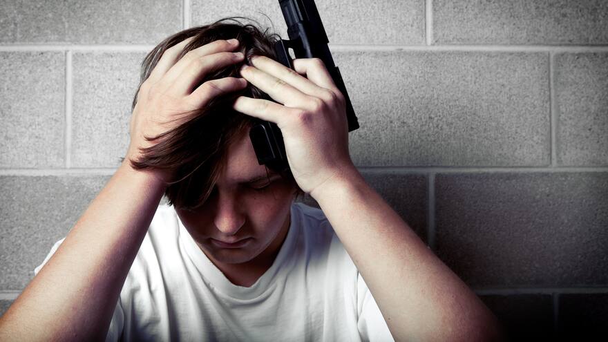 Es un niño adolescente