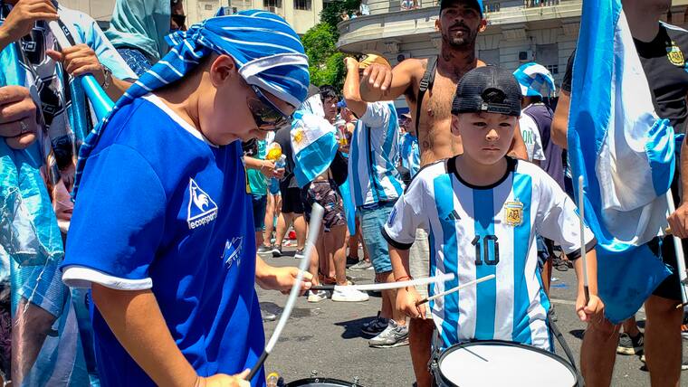 Hinchas de Argentina celebran victoria en Qatar 2022