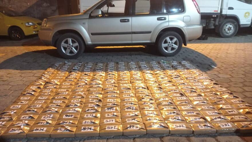 Policía incauta 260 paquetes de marihuana y detiene a dos personas en Ecuador