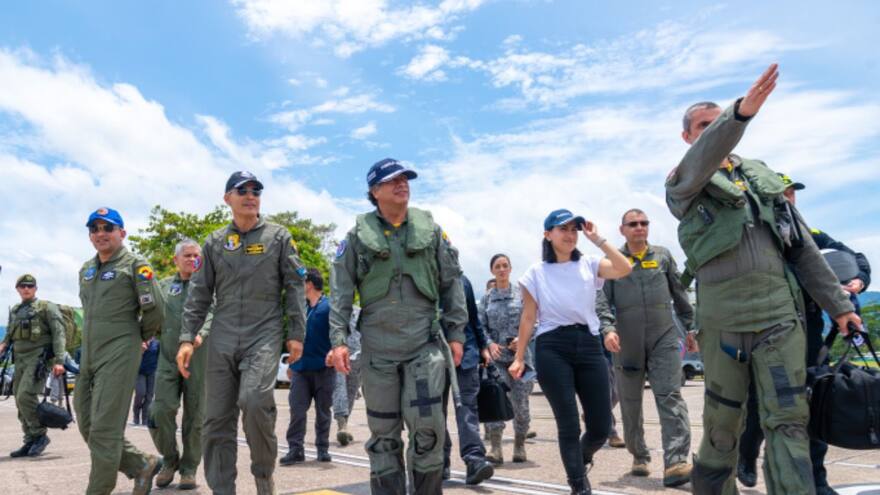 Petro almorzó con uniformados de la Fuerza Aérea