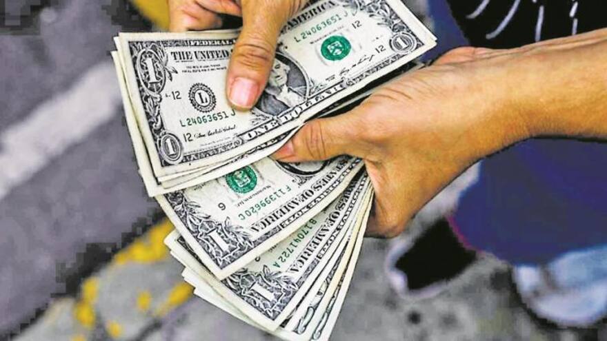 El dólar muestra una leve alza y se acerca a $4.200