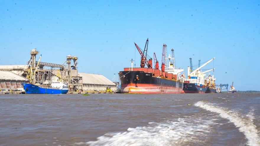 Calado llega a 10 metros en canal de acceso