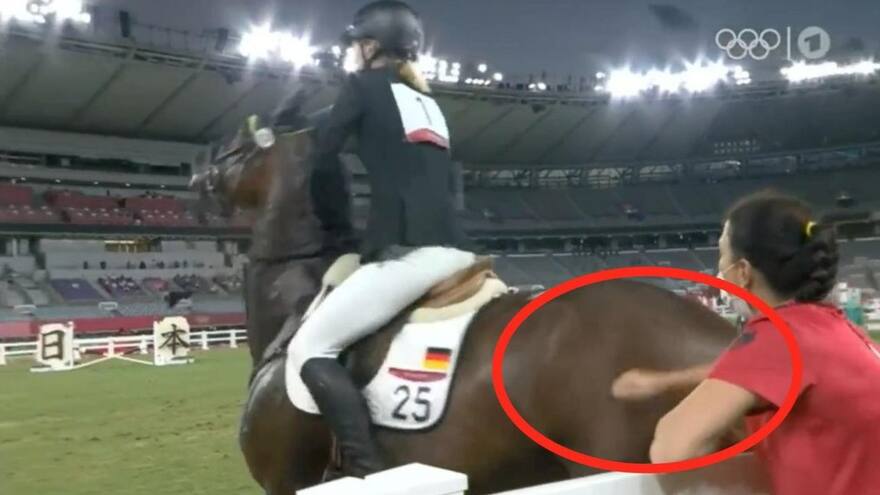 Entrenadora es descalificada de los Juegos Olímpicos por golpear un caballo