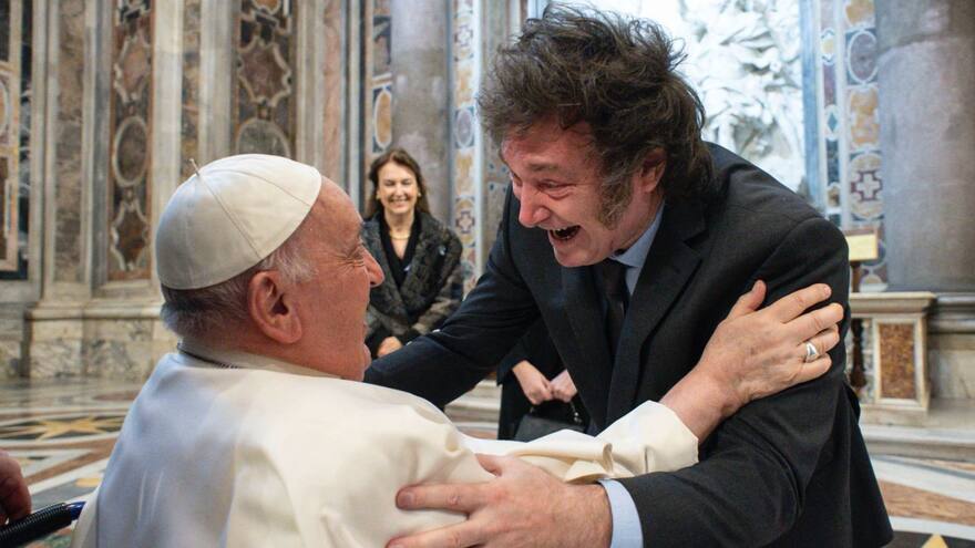 El papa y Milei se abrazan en la canonización de la primera santa argentina
