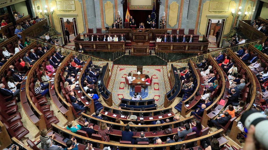 Visita de Petro a España: diputados del partido Vox abandonan Parlamento para no escucharlo