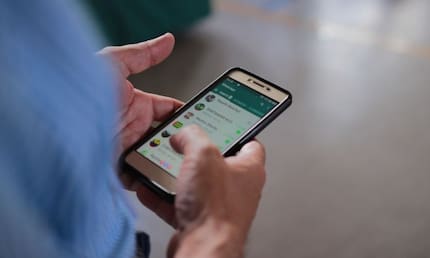 Descubren a profesor que vendía respuestas de examen por WhatsApp