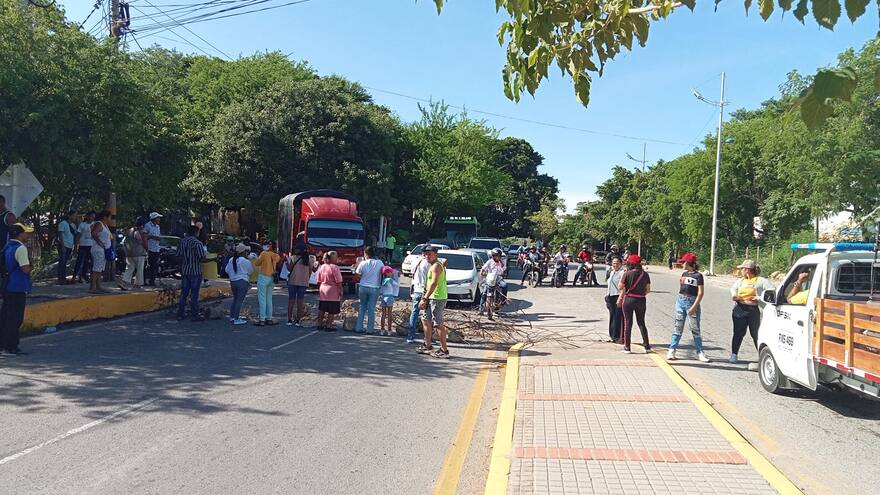 Por inconformidad con obras civiles, bloquean vía Valledupar - La Guajira