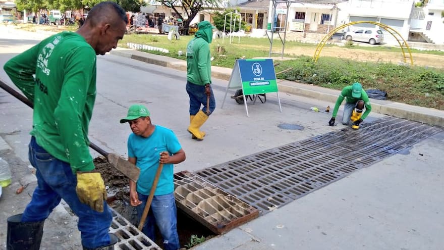 Realizan mantenimiento a registros pluviales de Barranquilla