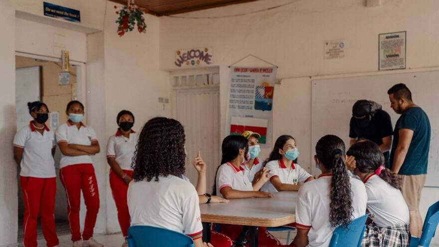 Claro conecta a Internet gratuito a 120 escuelas en el país